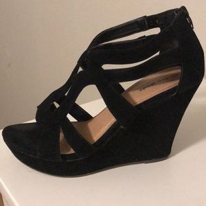 Black wedges